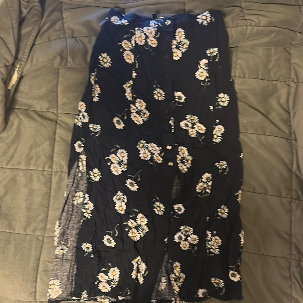 Size 0 super cute floral skirt with slit